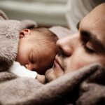 Fastvikling: Hvordan binde det perfekte bærestykke til din baby